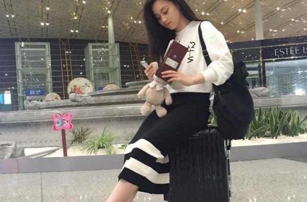 尚语贤威尼斯花絮曝光 美女学霸也能清新可人