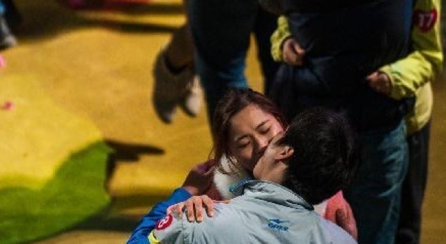 又虐狗了!情人节接吻大赛 情侣秀接吻绝招