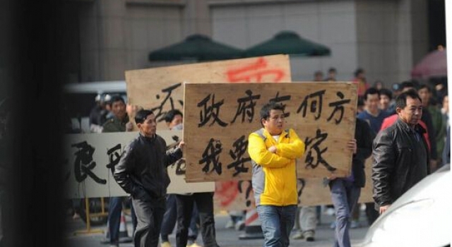 农民工讨薪标语大全 本是中国人相煎何太急