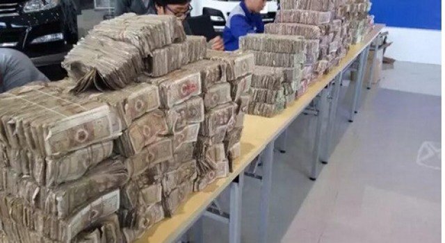 钱数到手抽筋:广东男子载半吨钞票买车 最大面额为1元