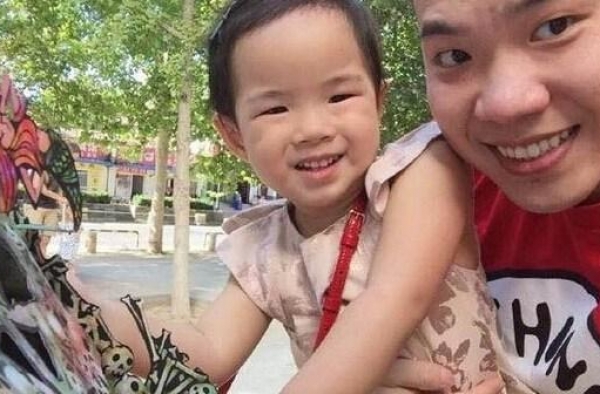 黄毅清称将起诉黄奕虐童 微博晒女儿淤青图表心疼