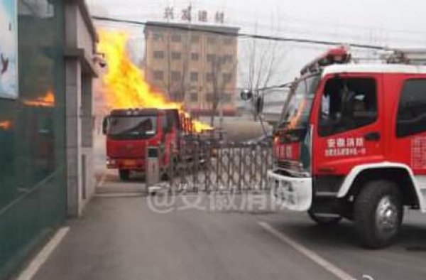 牛逼!货车起火直接开进消防队 1分钟灭火刷新出警记录