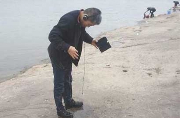5旬重庆“耳机叔”跳江救落水男童:手机换一条命算什么