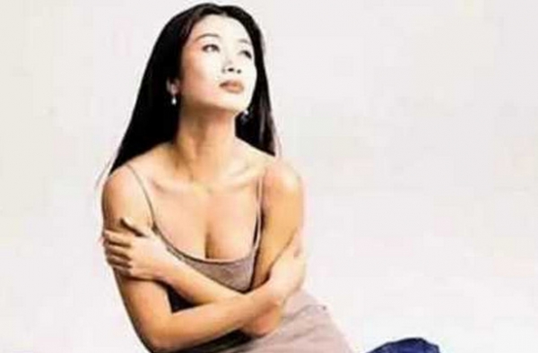 吴家丽三级片那么多 却不愿意跟成龙玩暧昧