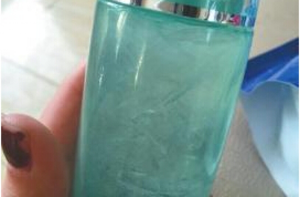 寒潮威力大：女子网购化妆品 快递到手已结成冰块