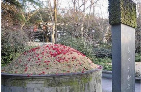 武松墓情人节第2天被撒满花瓣 金莲想小叔子了?