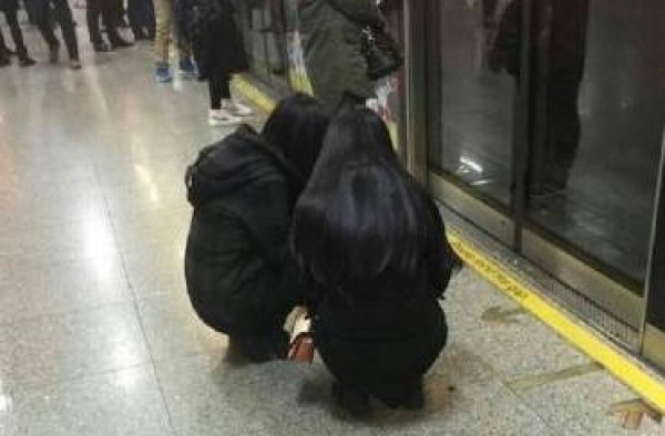 网友曝光两女孩蹲着等地铁 称上海外地人不文明没教养