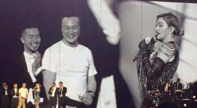 陈奕迅被麦当娜打屁股 麦当娜让其舔香蕉超兴奋