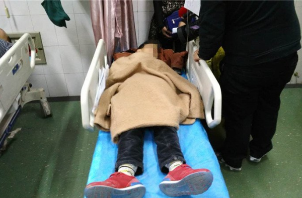 活久见!男子愤怒暴打11岁男童 因为乒乓球打不过他