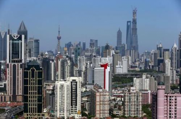 1天卖掉1周房子 上海市民裹被子排队抢房：楼盘捂着呢