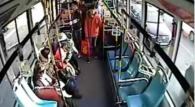熊家长放纵熊孩子:3岁男童公交车内放鞭炮 母亲不管
