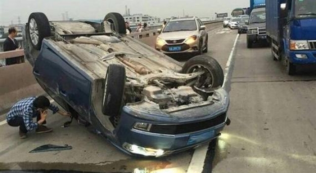 大众强行变道 比亚迪撞翻 谁有理？