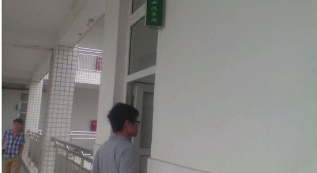 中学男老师闯进女厕收手机 女生刚脱衣就闯入宿舍查寝