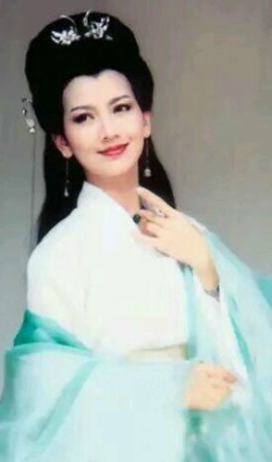 62岁赵雅芝晒美照 穿露肩装风采依旧