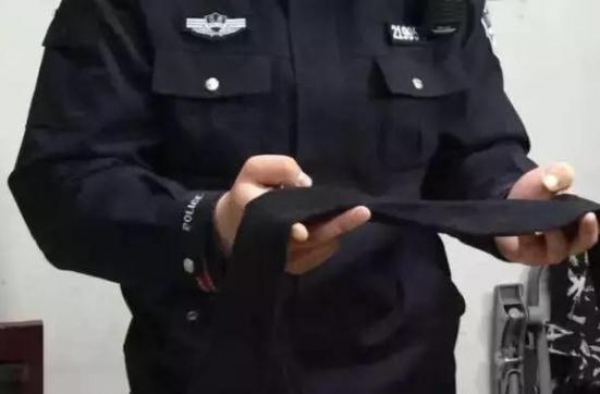 恶心!南京地铁女子遭色狼猥亵 女子丝袜沾满精液留罪证