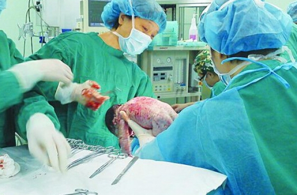 退休女医贩卖婴儿称是父母不要的 牵出26名拐卖团伙