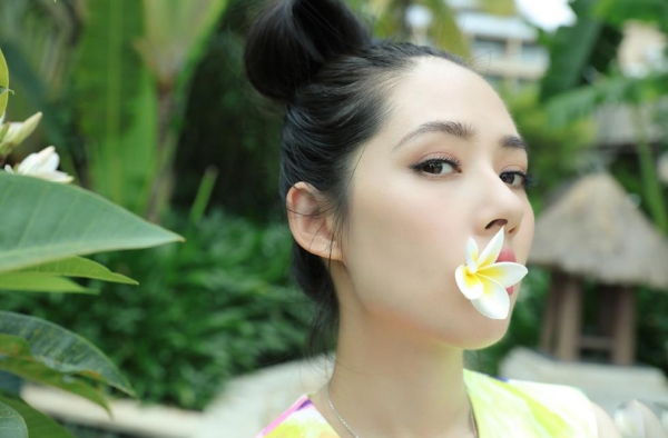 郭碧婷海边写真全曝光 手捧鲜花美艳动人