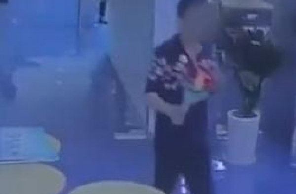 上海男子办公室内送玫瑰女生拒绝 女生直接被捅死