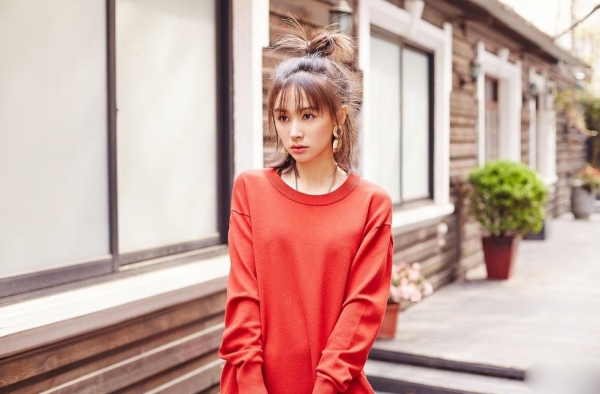 王子文时尚写真曝光 半丸子头席卷少女风