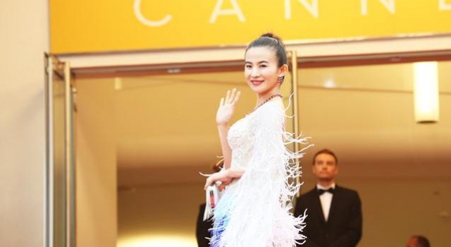 台女星实力蹭戛纳红毯 一步一回头最后被安保请走