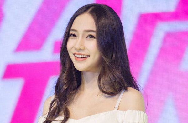 Baby变人鱼公主现身活动 巧露香肩秀蛮腰仙气十足