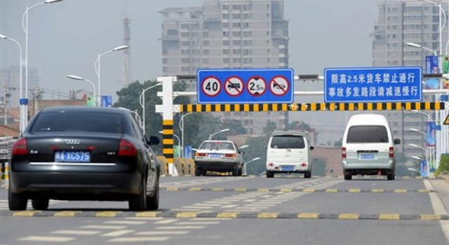 过减速带时踩刹车最毁车？ 教你如何正确过减速带踩刹车