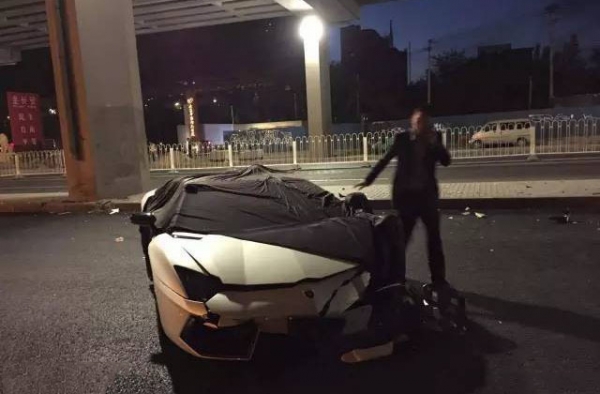 疑似李易峰豪车撞桥墩 经纪人向媒体证实李易峰出事故