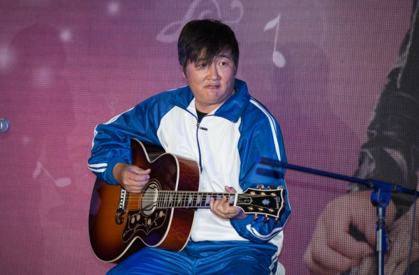 孙楠着校服亮相发布会 个唱将与女儿同学共同表演