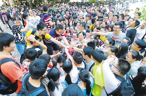 暖！高三班主任跑3家银行兑换零钱 为考生送祝福送红包