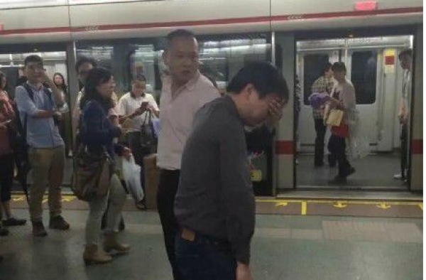 上海地铁男子偷拍女乘客裙底 被大爷当场抓包被拘留