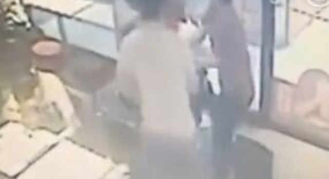 山东2名女生餐厅自拍 路人以为被偷拍将其拖拽暴打