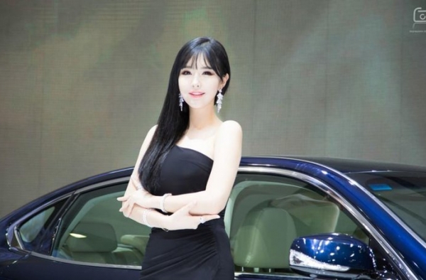 长相甜美绝色美女车模崔星河