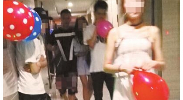 成都夜店流行吹气球 实为吸“笑气”过量能致命
