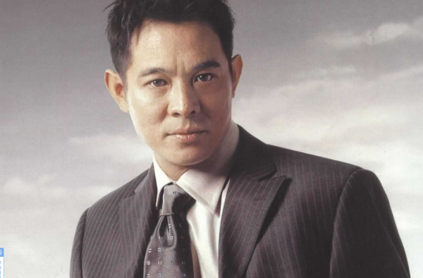李连杰面临瘫痪事件 其本人澄清坐轮椅传闻