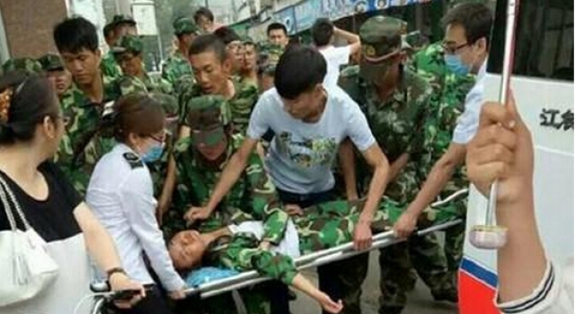 教官军训时因学生开玩笑对其飞踹 鞠躬道歉纪律处分