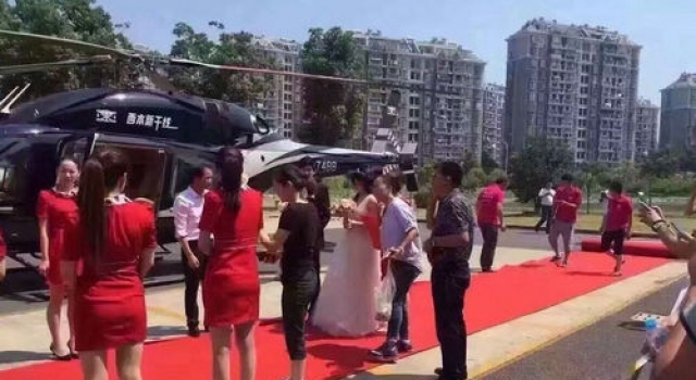 土豪！男子结婚开直升机娶接新娘 致交通堵塞遭吐槽
