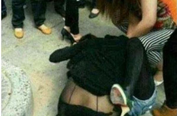 70后和95后同时看到地上10元钞 争抢扭打1人鼻骨折