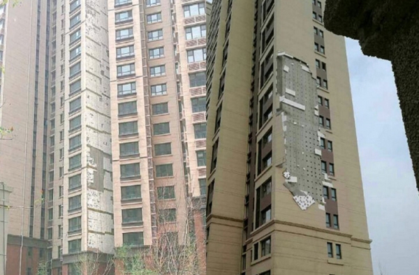 笑尿！楼盘外墙被风掀了 开发商称没想到风这么强