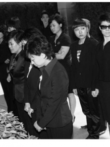 男子火化前送别父亲发现非父亲 工作人员竟将错就错