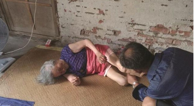 91岁老人生病被扔垃圾桶旁 有4个儿子却落此下场