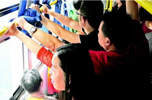 82岁老人3次起身给年轻人让座：换着坐都能歇歇