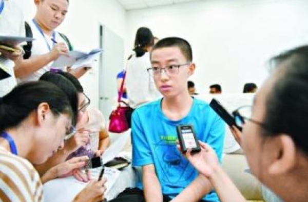 牛！最小新生清华682分报到 你14岁的时候在干哈