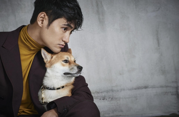 袁弘曝8·23生日大片 爱犬出镜暖男特质爆棚