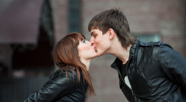 跟女生甜蜜的kiss时 你的手应该放在哪里呢?