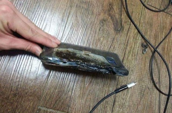 新买的Note7竟然爆炸了 吓得我赶紧看苹果压压惊