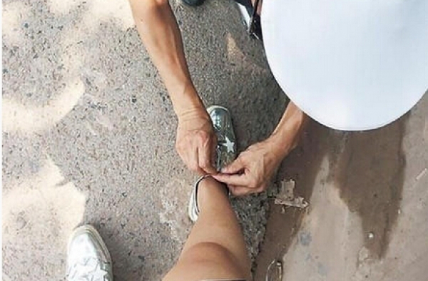 车祸致手指骨折动弹不得 交警蹲下为女子系鞋带获赞