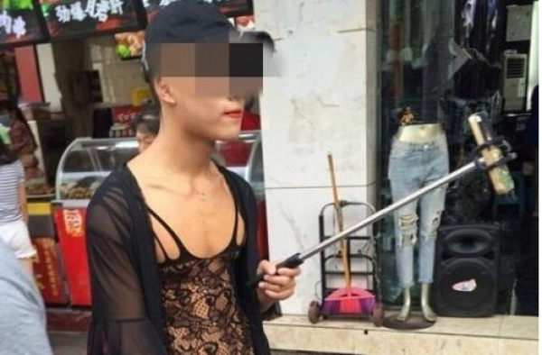 辣眼睛!男子穿蕾丝涂口红逛街 一路手持自拍杆引围观