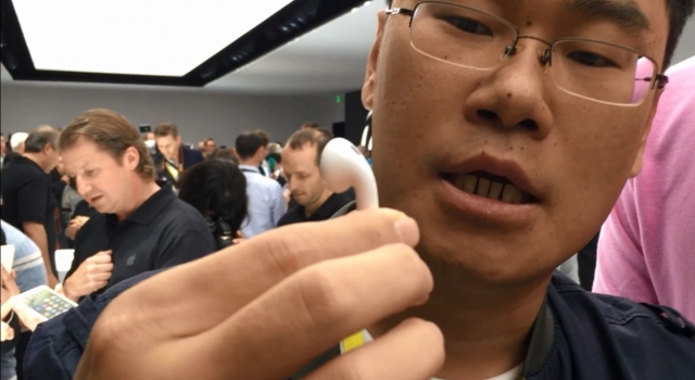 苹果AirPods无线耳机特色 苹果iPhone7蓝牙耳机怎么使用