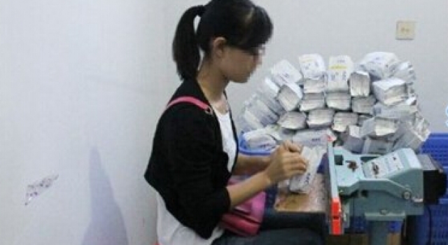 男子自制假卫生巾销往重庆成都 10万片涉案金额30万