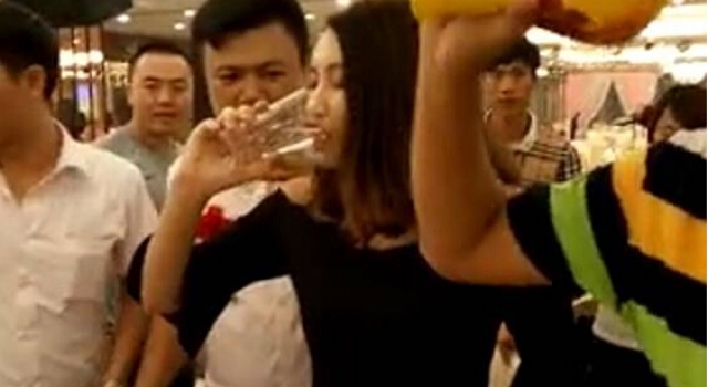 不幸！28岁伴娘婚宴酒桌狂干白酒 酒精中毒窒息死亡
